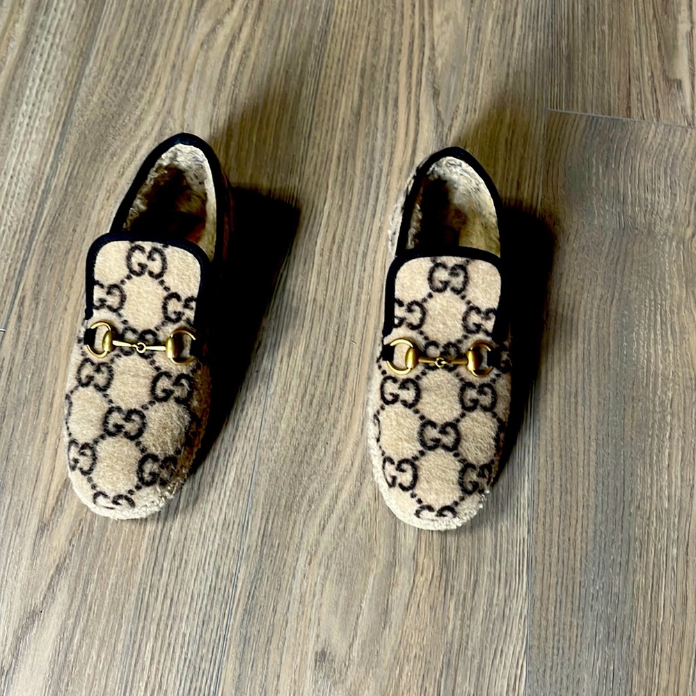 Authentic, Gucci shoes size 37